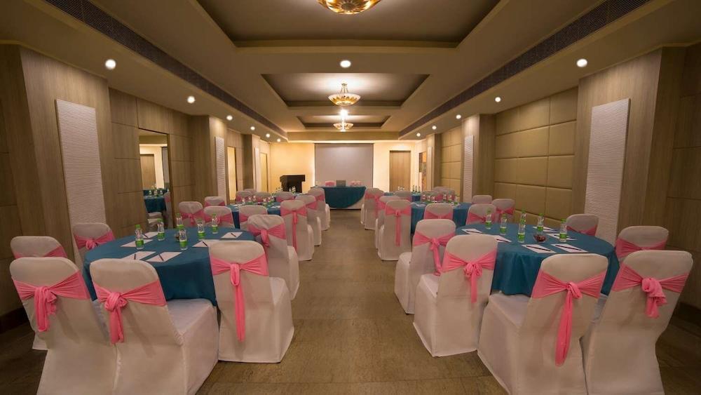 Sarovar Portico Naraina, Hotel Nové Dillí Exteriér fotografie