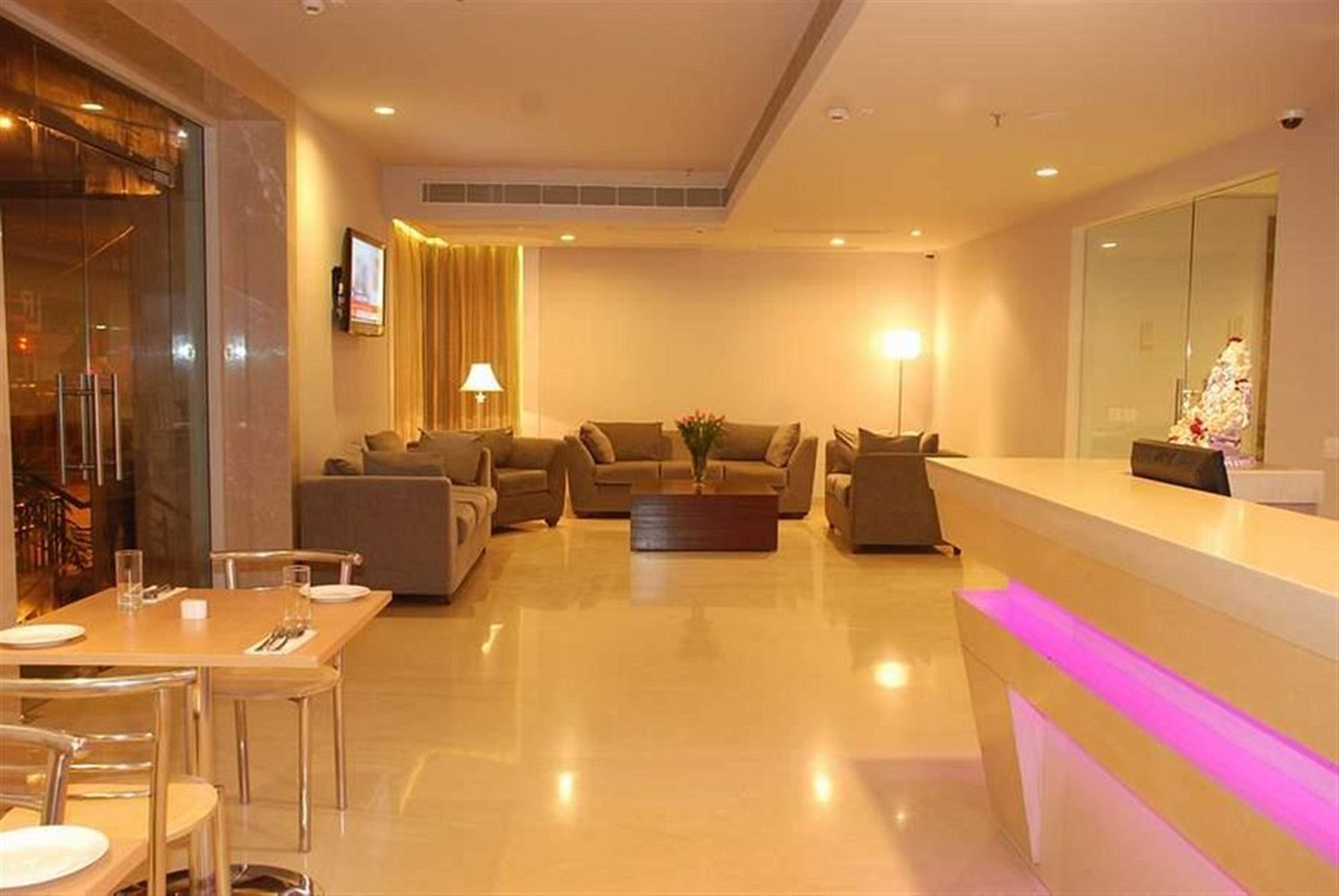 Sarovar Portico Naraina, Hotel Nové Dillí Exteriér fotografie