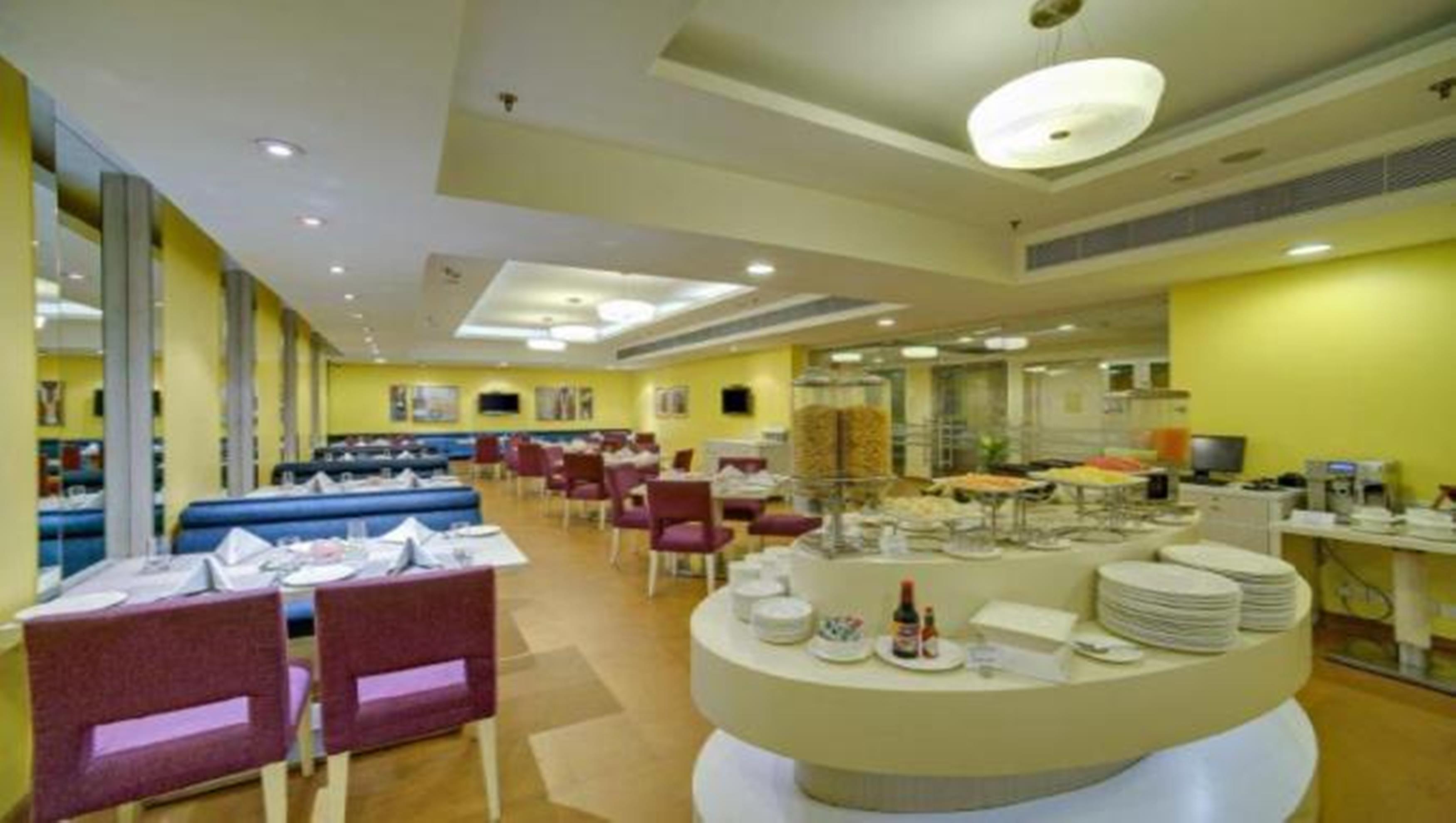 Sarovar Portico Naraina, Hotel Nové Dillí Exteriér fotografie