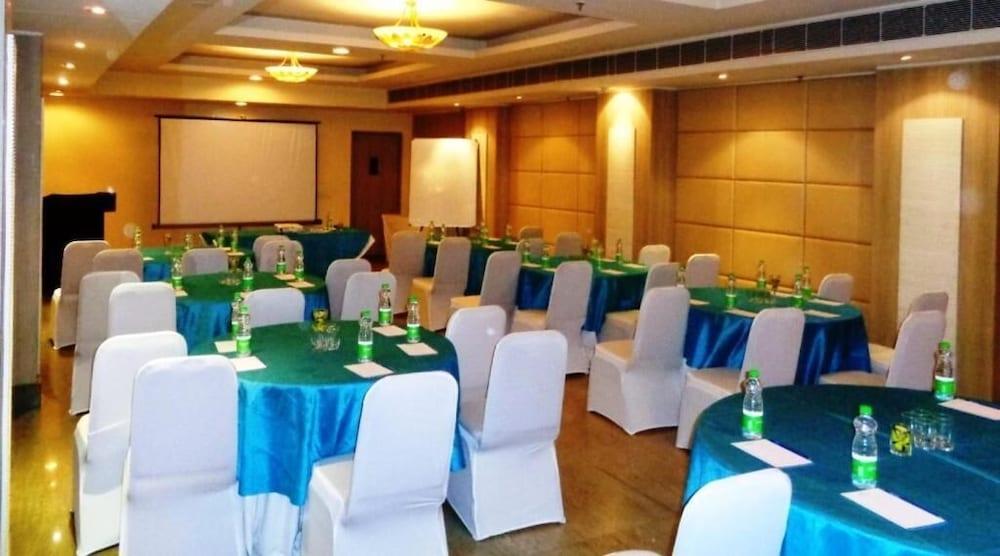 Sarovar Portico Naraina, Hotel Nové Dillí Exteriér fotografie