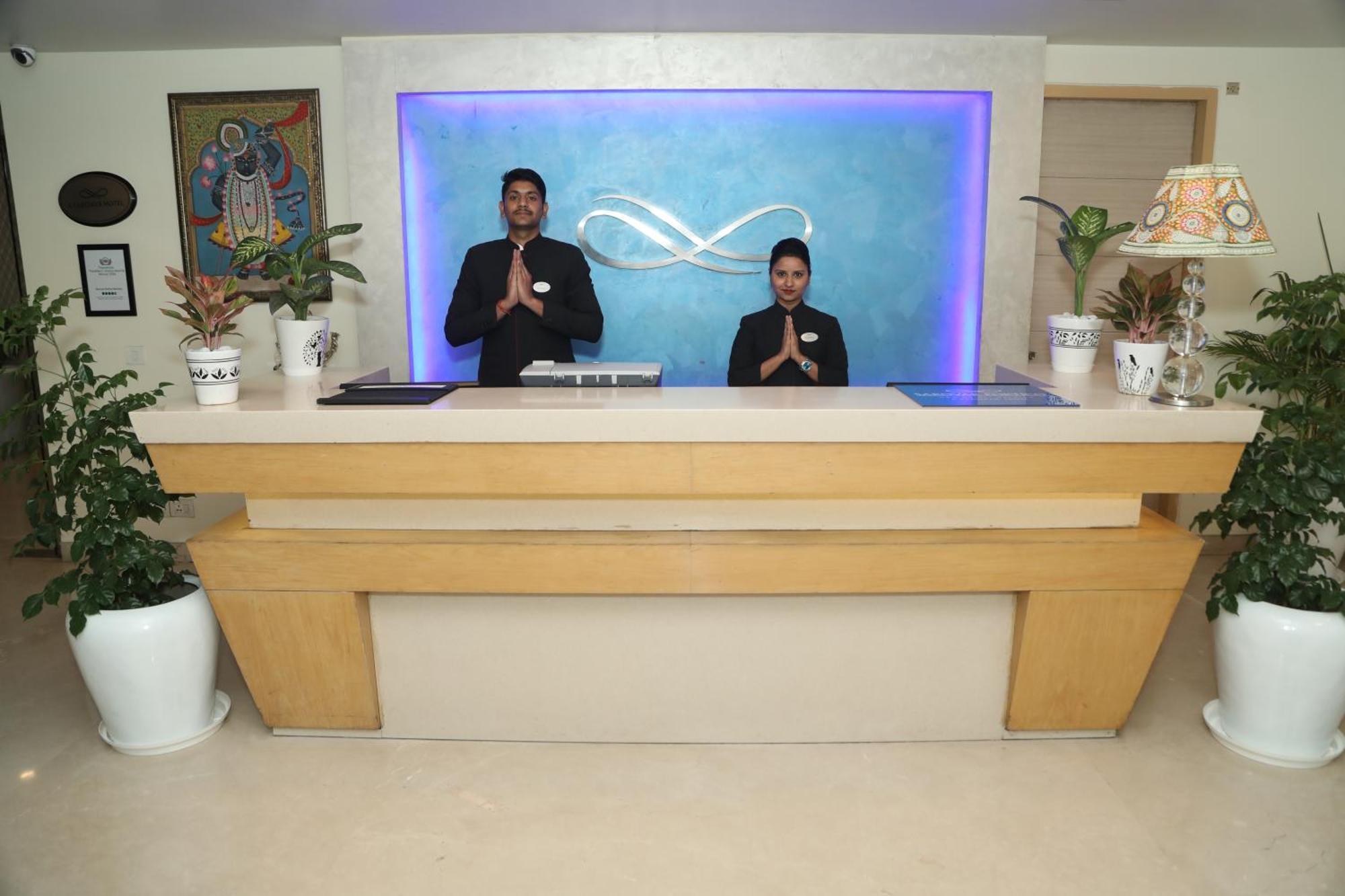 Sarovar Portico Naraina, Hotel Nové Dillí Exteriér fotografie