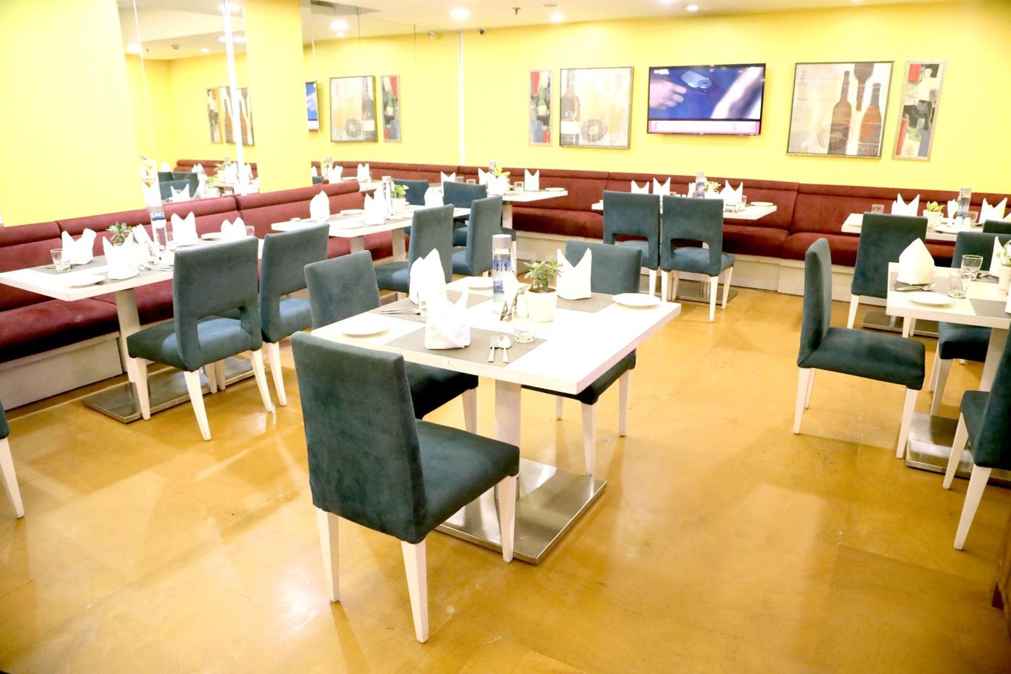 Sarovar Portico Naraina, Hotel Nové Dillí Exteriér fotografie