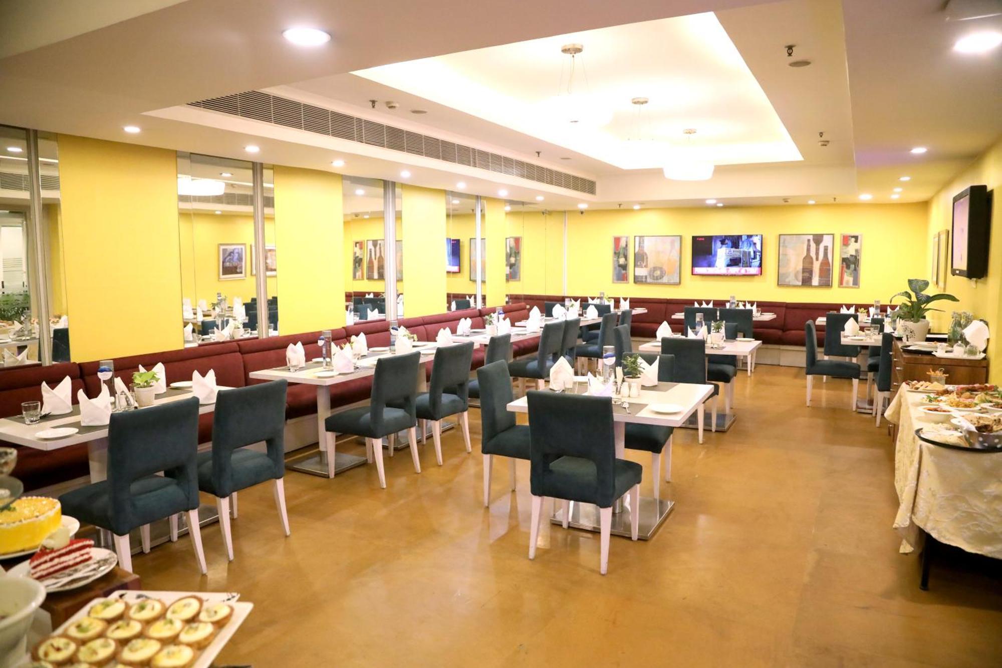 Sarovar Portico Naraina, Hotel Nové Dillí Exteriér fotografie