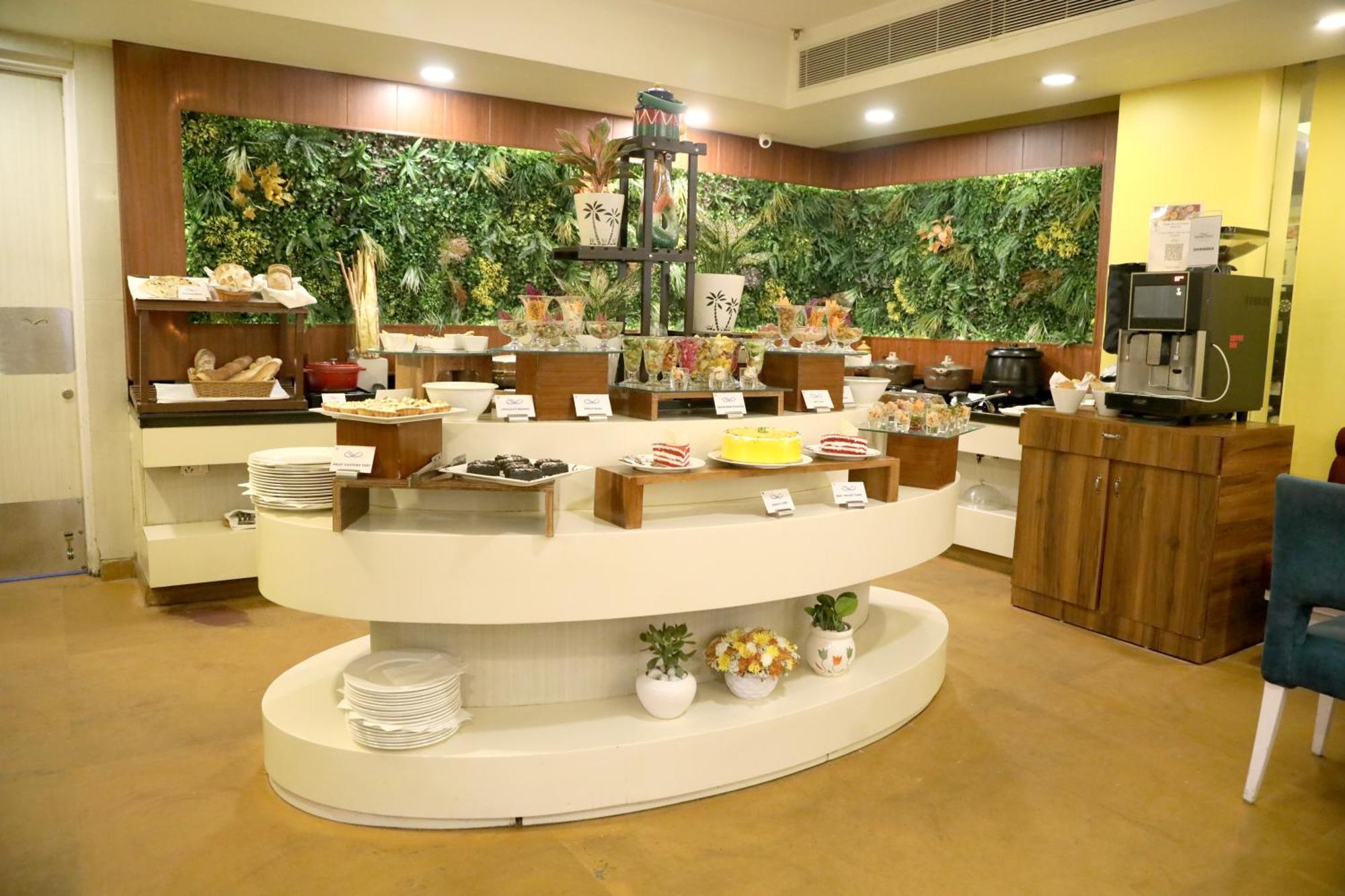 Sarovar Portico Naraina, Hotel Nové Dillí Exteriér fotografie