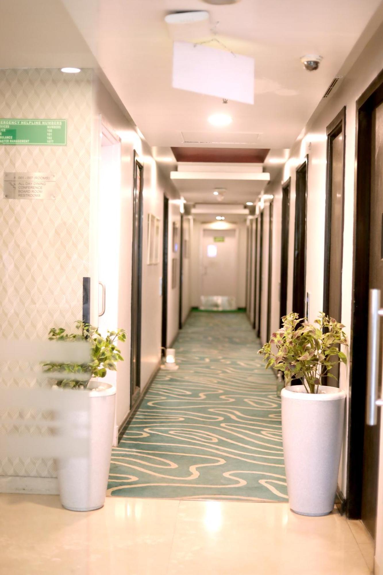 Sarovar Portico Naraina, Hotel Nové Dillí Exteriér fotografie