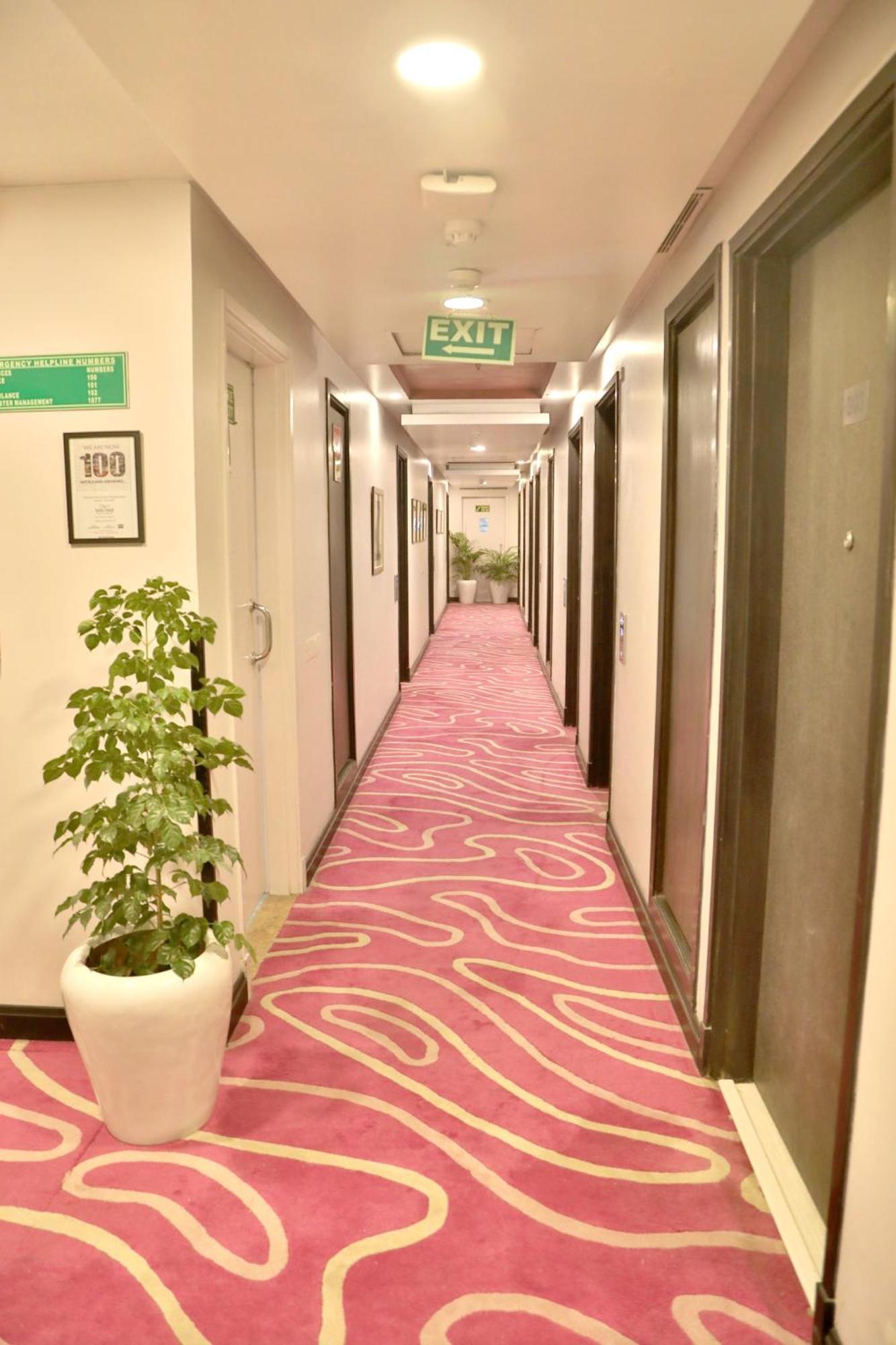 Sarovar Portico Naraina, Hotel Nové Dillí Exteriér fotografie