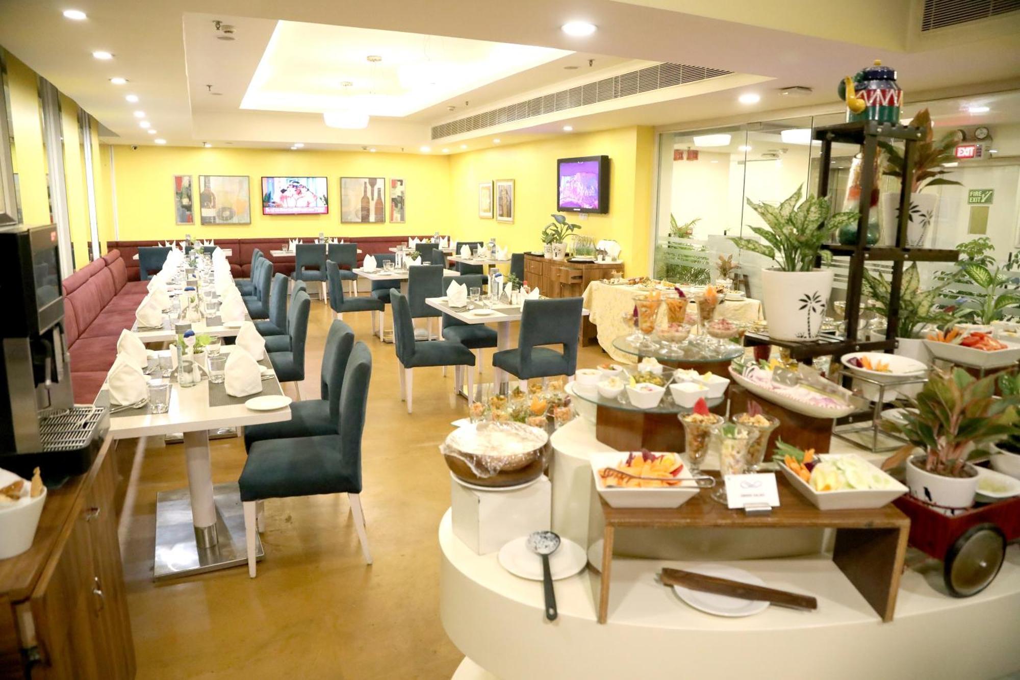 Sarovar Portico Naraina, Hotel Nové Dillí Exteriér fotografie
