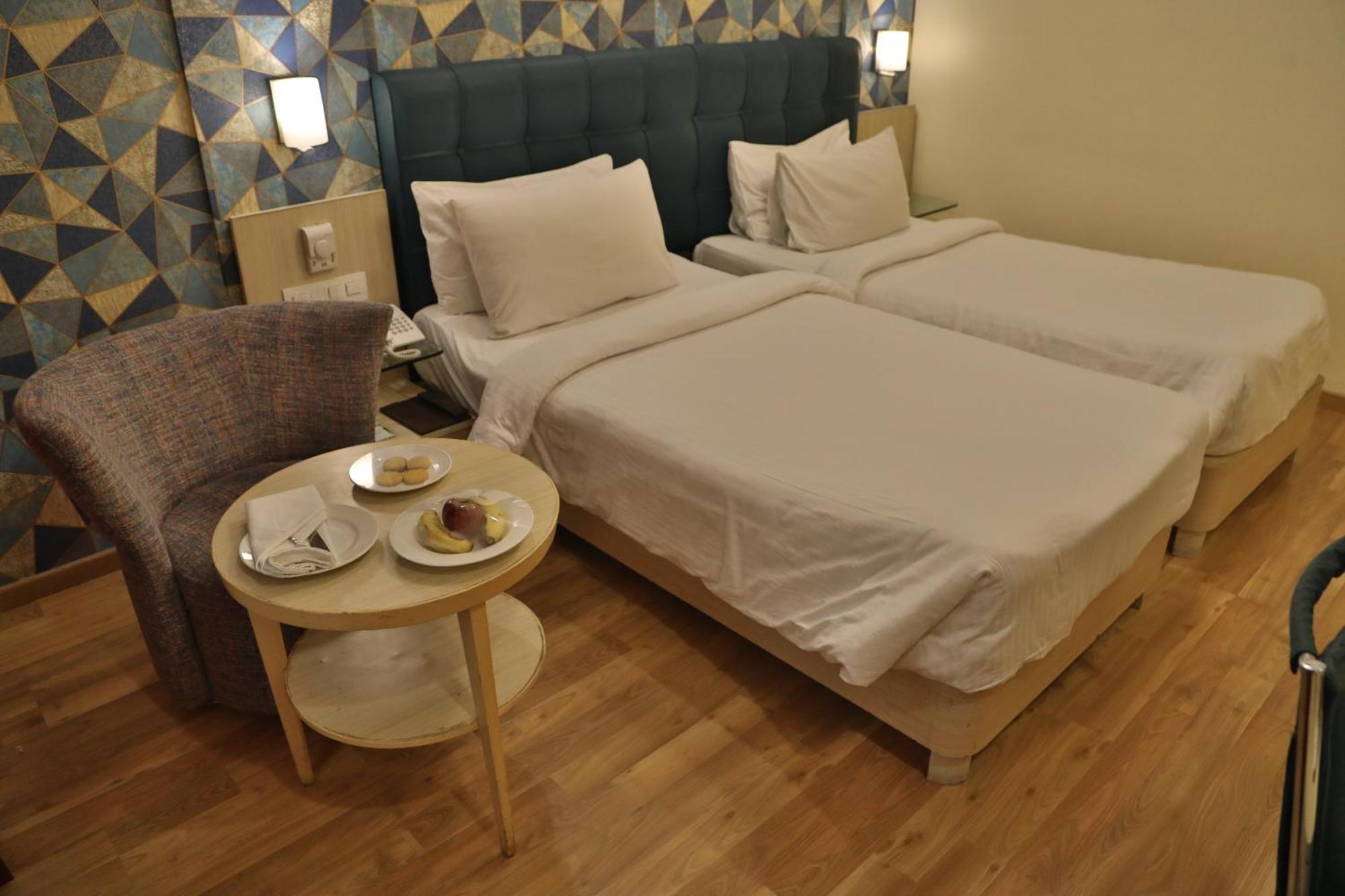 Sarovar Portico Naraina, Hotel Nové Dillí Exteriér fotografie
