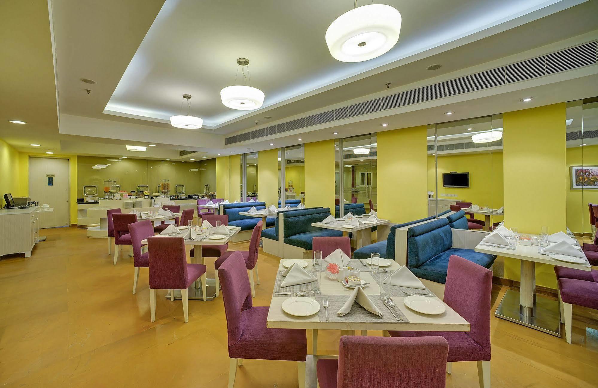 Sarovar Portico Naraina, Hotel Nové Dillí Exteriér fotografie