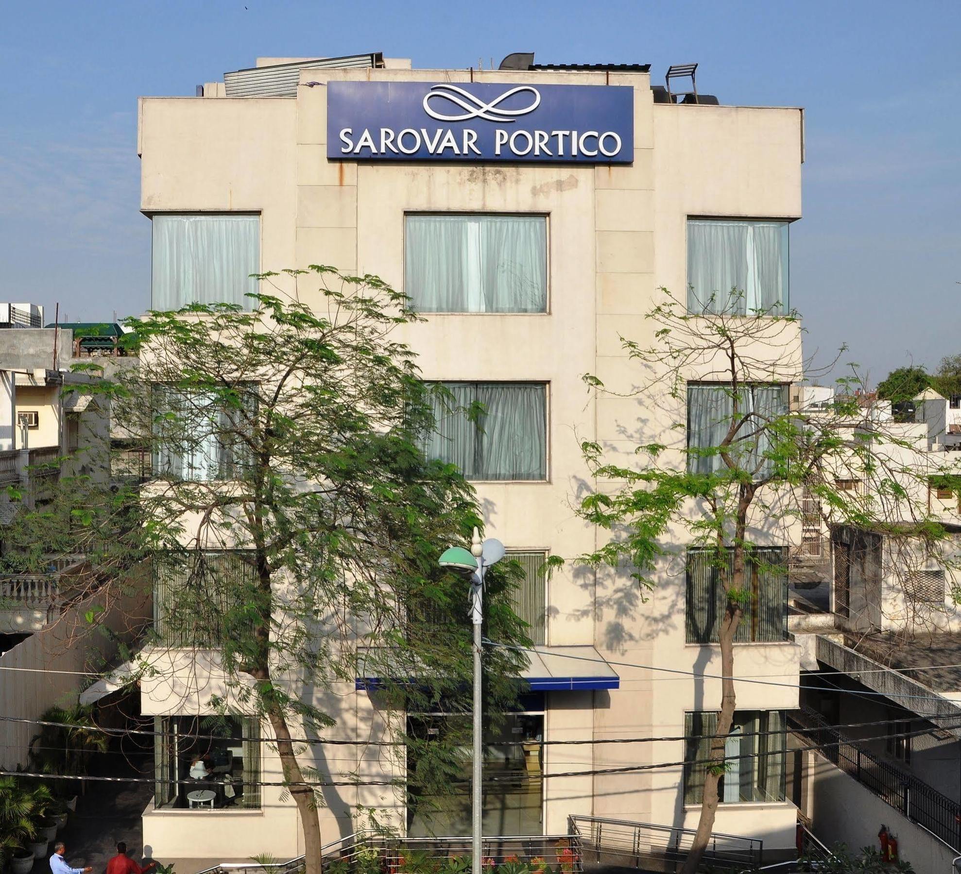 Sarovar Portico Naraina, Hotel Nové Dillí Exteriér fotografie