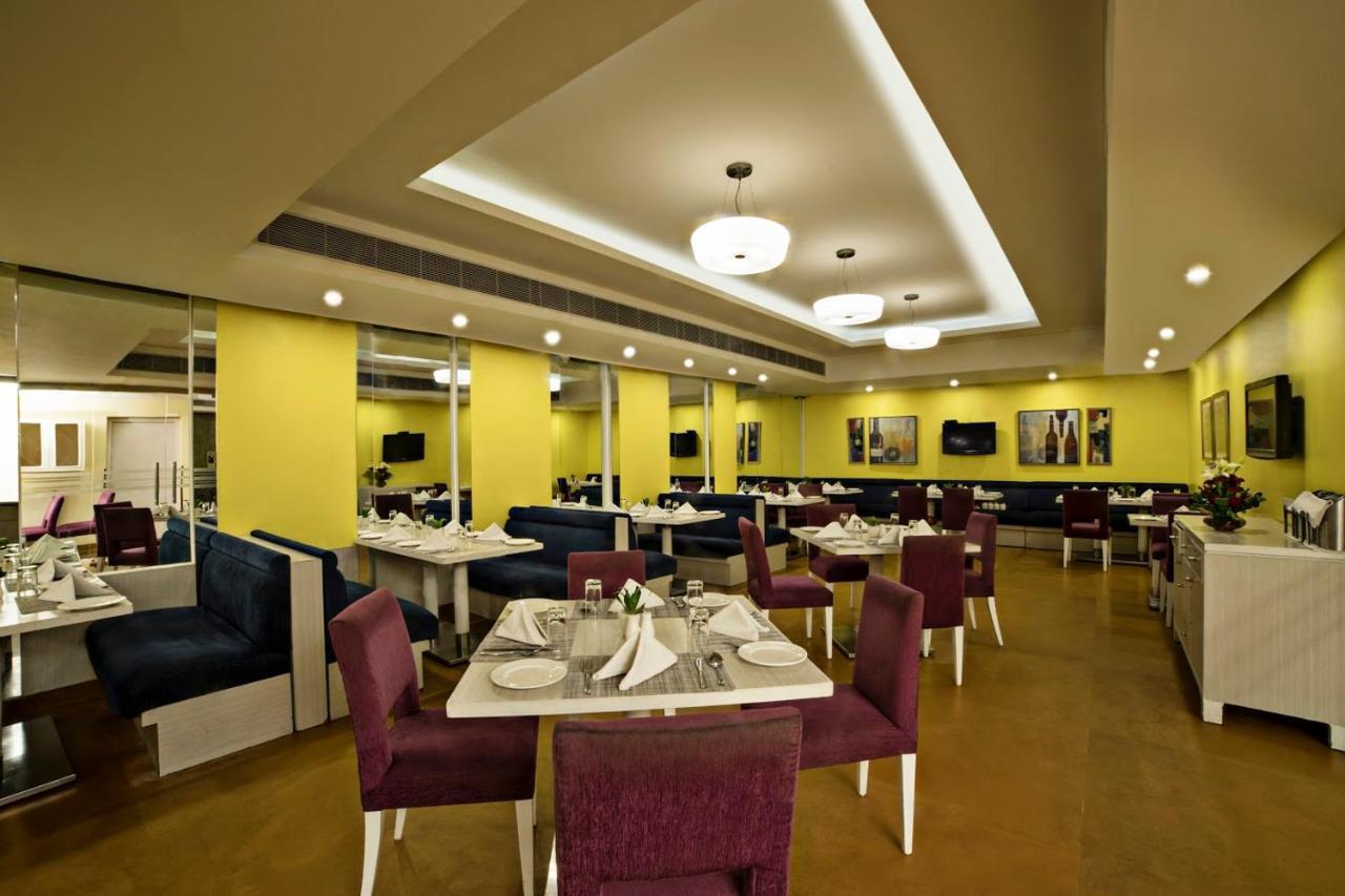 Sarovar Portico Naraina, Hotel Nové Dillí Exteriér fotografie